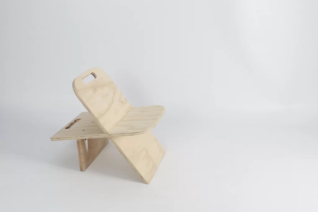 Imagen principal de una silla de diseño hecha de madera. Se llama Slope y esta diseñada por Camila Design